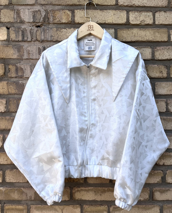 بامبر جکت زنانه سفید با طرح هندسی